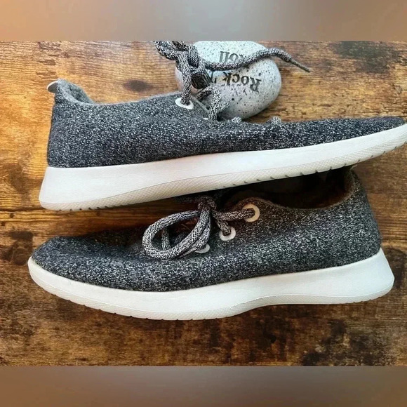 Allbirds woman’s Wool Runner sneakers. Size: 9. - Picture 5 of 14
